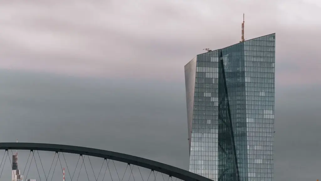 Hochhaus der Europäischen Zentralbank in Frankfurt hinter einer Brücke