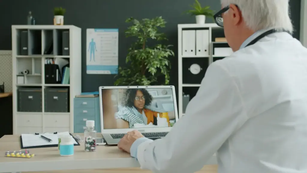 Arzt führt im Büro eine medizinische Videoberatung am Laptop durch
