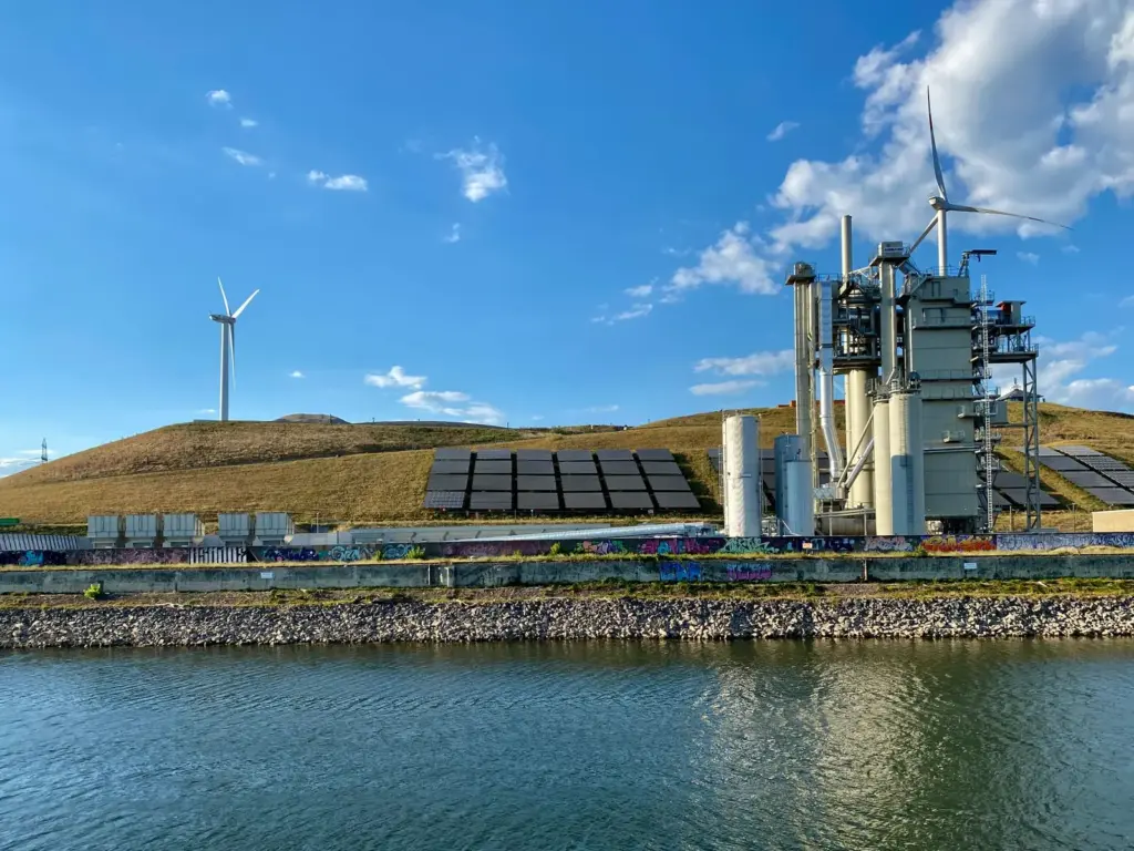 Solarmodule und Windräder an einer Anlage für erneuerbare Energien in Karlsruhe
