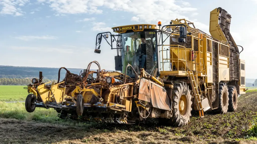 Große gelbe Erntemaschine arbeitet auf einem Feld in Deutschland