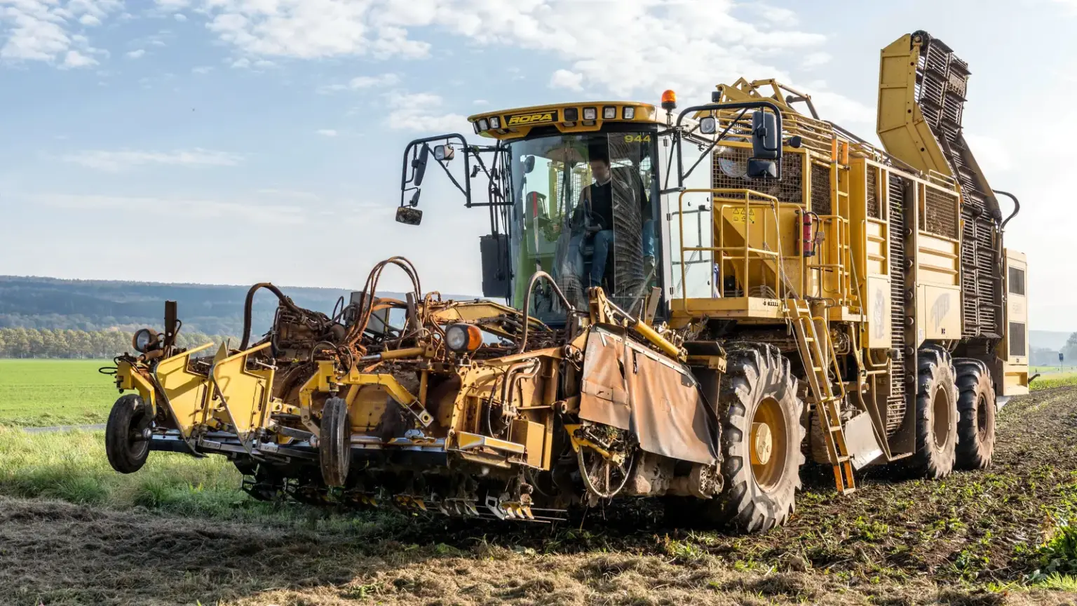 Große gelbe Erntemaschine arbeitet auf einem Feld in Deutschland