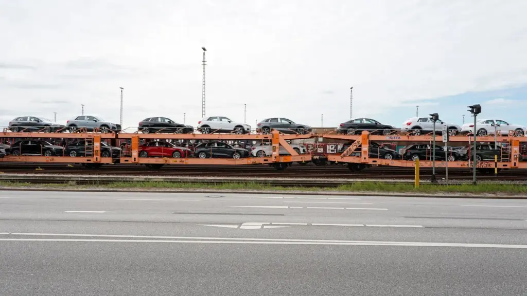 Mit Neuwagen beladener Autotransportzug im Hamburger Hafengebiet
