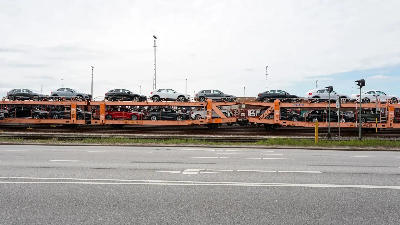 Mit Neuwagen beladener Autotransportzug im Hamburger Hafengebiet