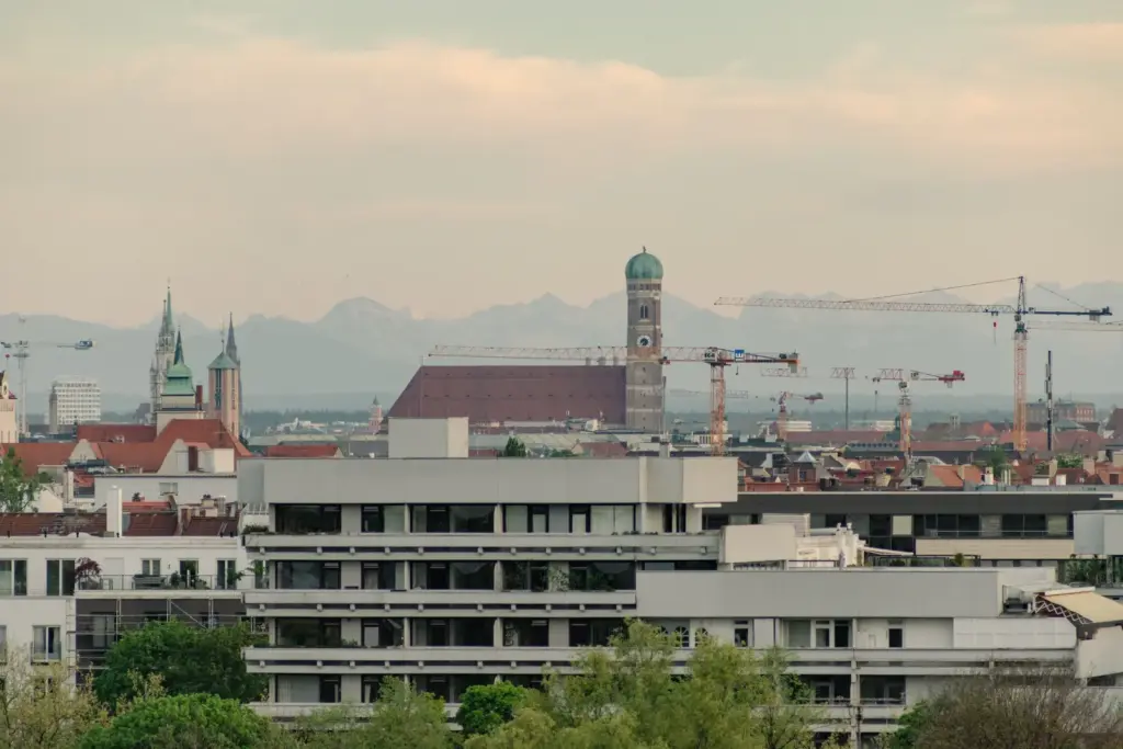 Münchner Skyline mit Frauenkirche und Alpen im Hintergrund