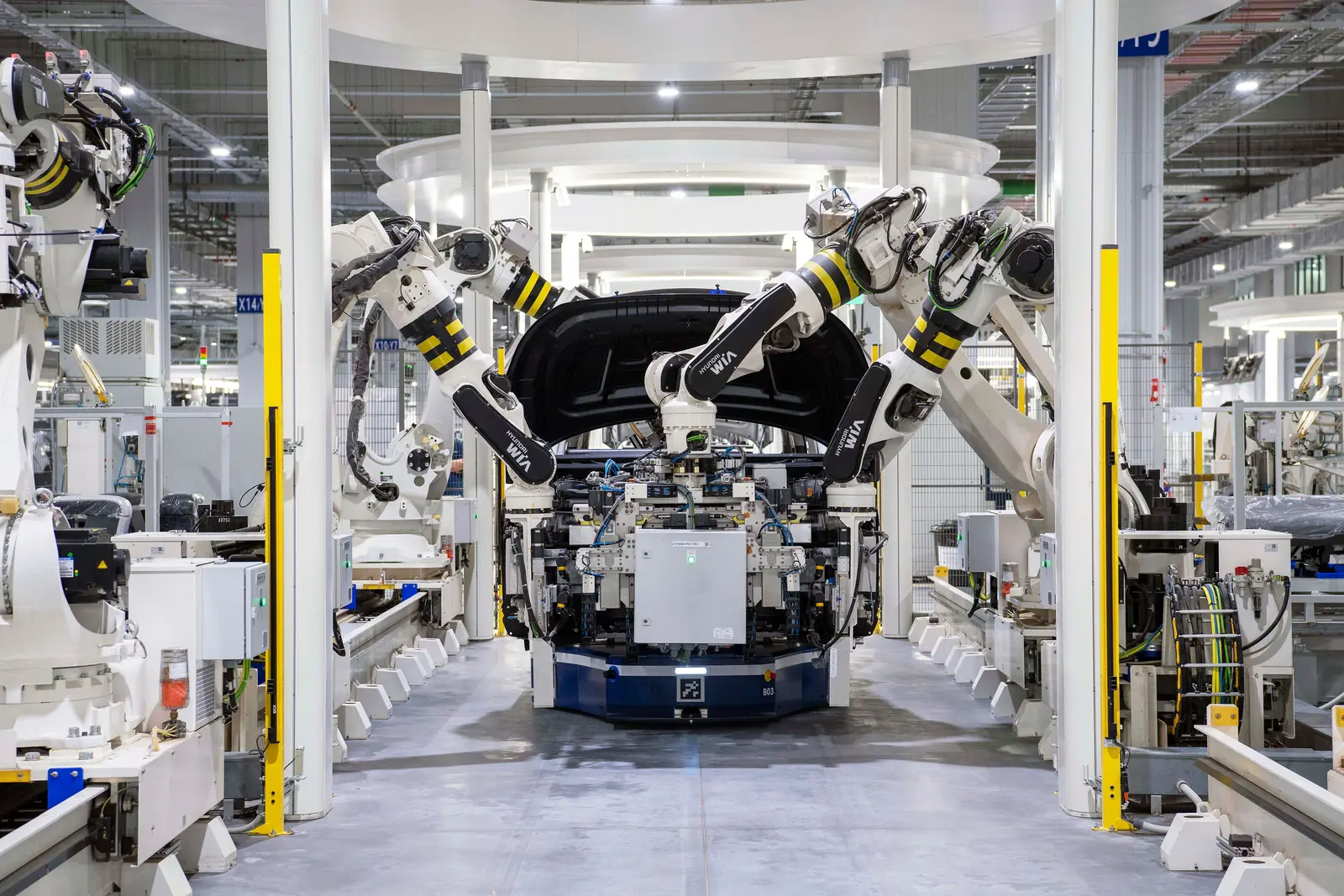 Industrieroboter arbeiten an einer Karosserie in einer Automobilfabrik