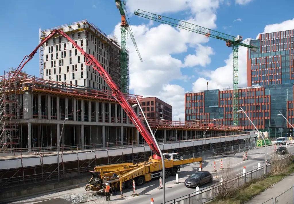 Große Hochbaustelle mit Kränen und Betonpumpe in Hamburg