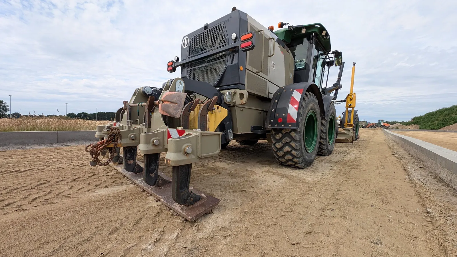 Schwere Baumaschine auf einer Tiefbaustelle in Werlte in Niedersachsen
