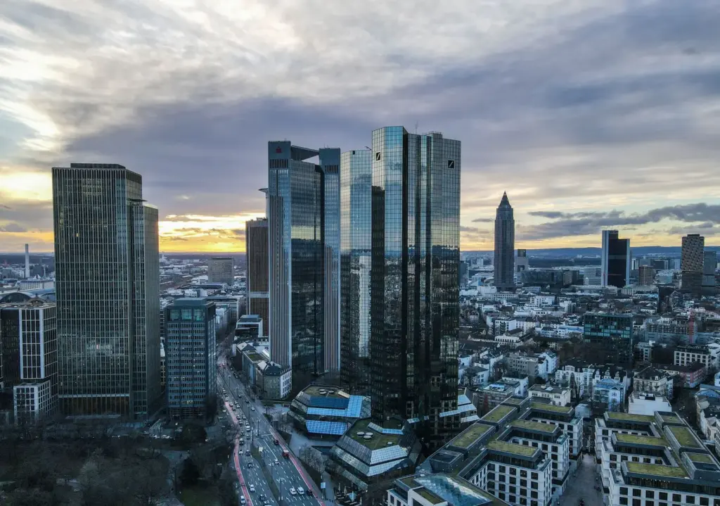 Hochhäuser im Frankfurter Bankenviertel bei bewölktem Abendhimmel