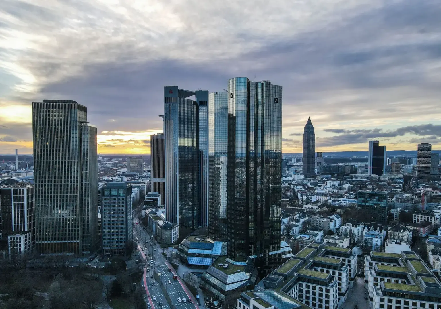 Hochhäuser im Frankfurter Bankenviertel bei bewölktem Abendhimmel