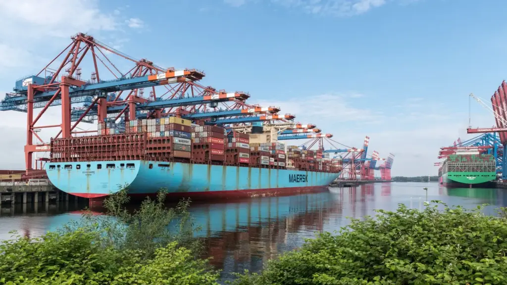 Containerschiff am Terminal Burchardkai im Hamburger Hafen
