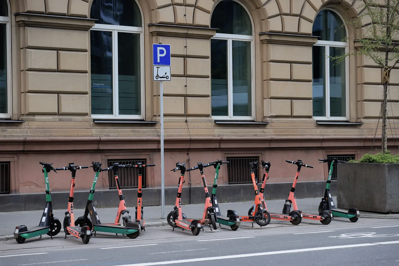 Mehrere Leih-E-Scooter stehen an einer Straße in Frankfurt am Main