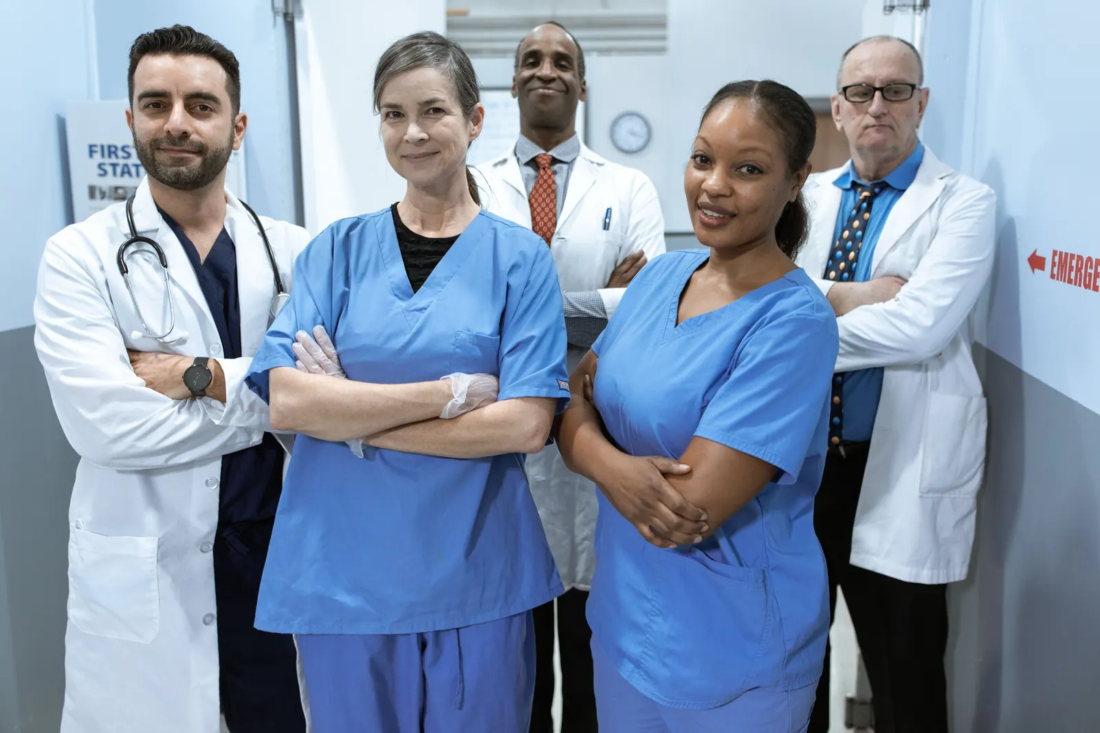 Ein vielfältiges Team aus Ärztinnen, Ärzten und Pflegekräften in einem Krankenhaus