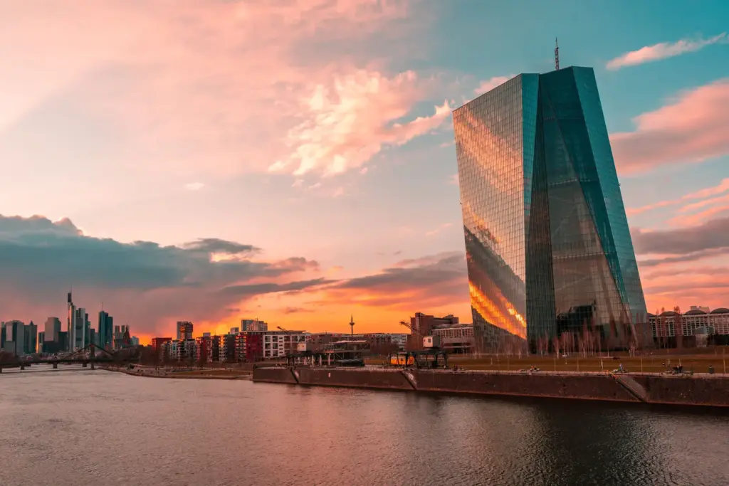 Gebäude der Europäischen Zentralbank am Main bei Sonnenuntergang