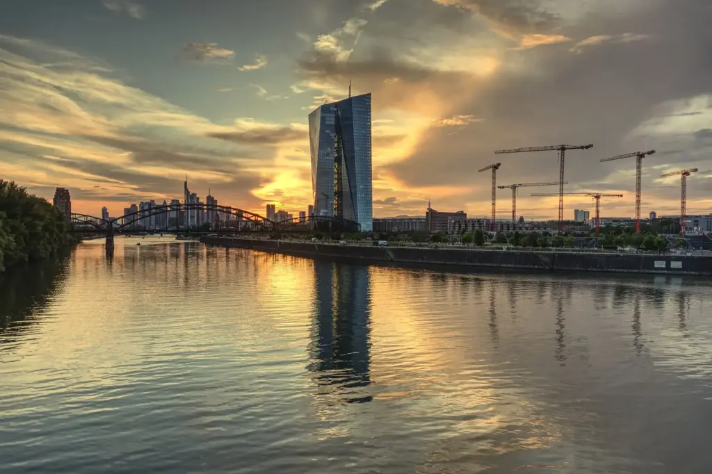 EZB-Gebäude in Frankfurt am Main bei Sonnenuntergang