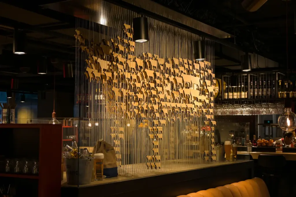 Modernes Restaurantinterieur mit Bar und beleuchteter Installation in Düsseldorf