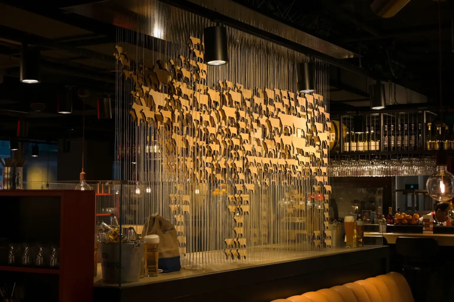 Modernes Restaurantinterieur mit Bar und beleuchteter Installation in Düsseldorf