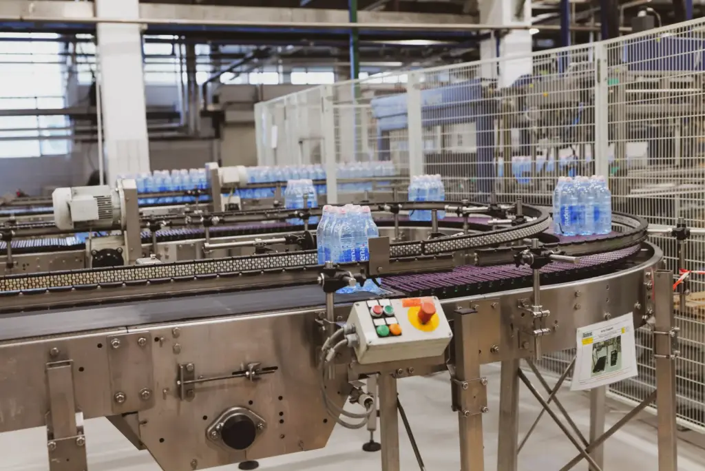 Automatisierte Abfüllanlage mit Wasserflaschen auf einem Förderband