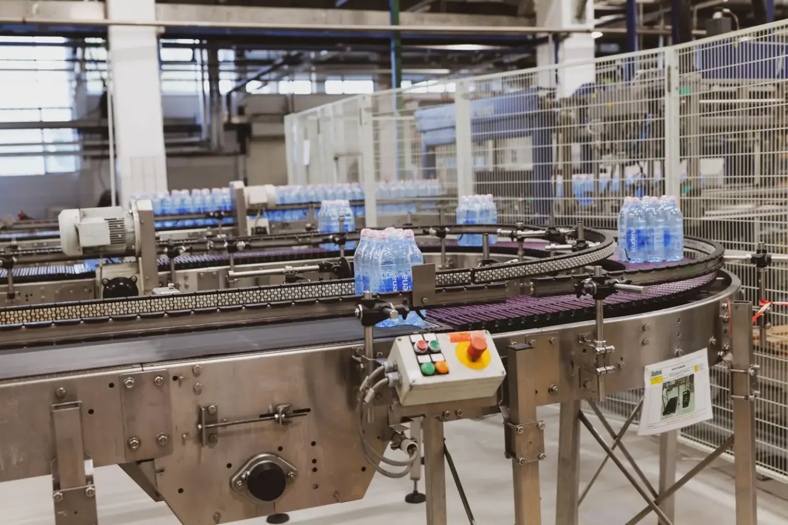 Automatisierte Abfüllanlage mit Wasserflaschen auf einem Förderband