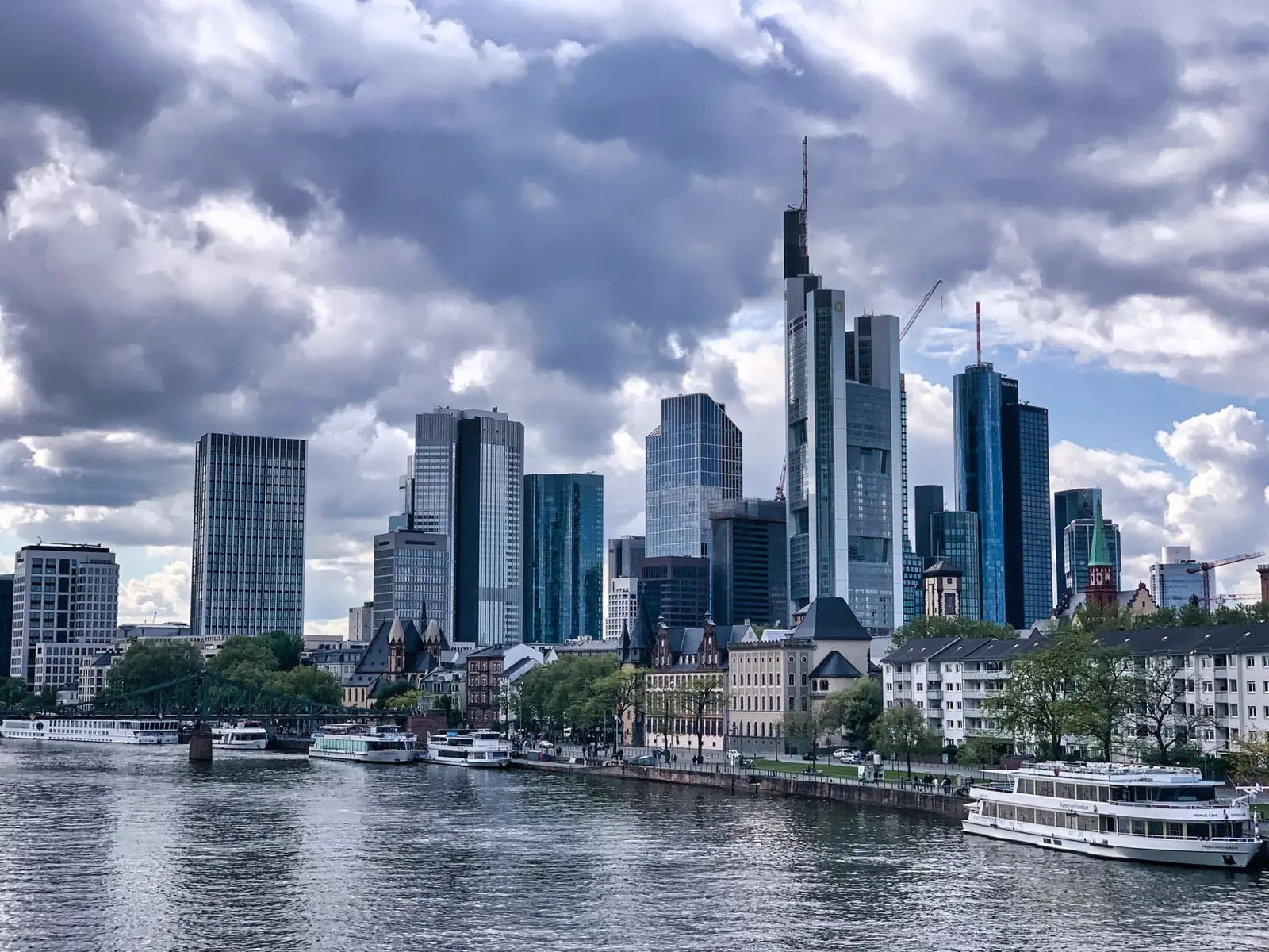 Skyline des Finanzplatzes Frankfurt am Main unter Wolken