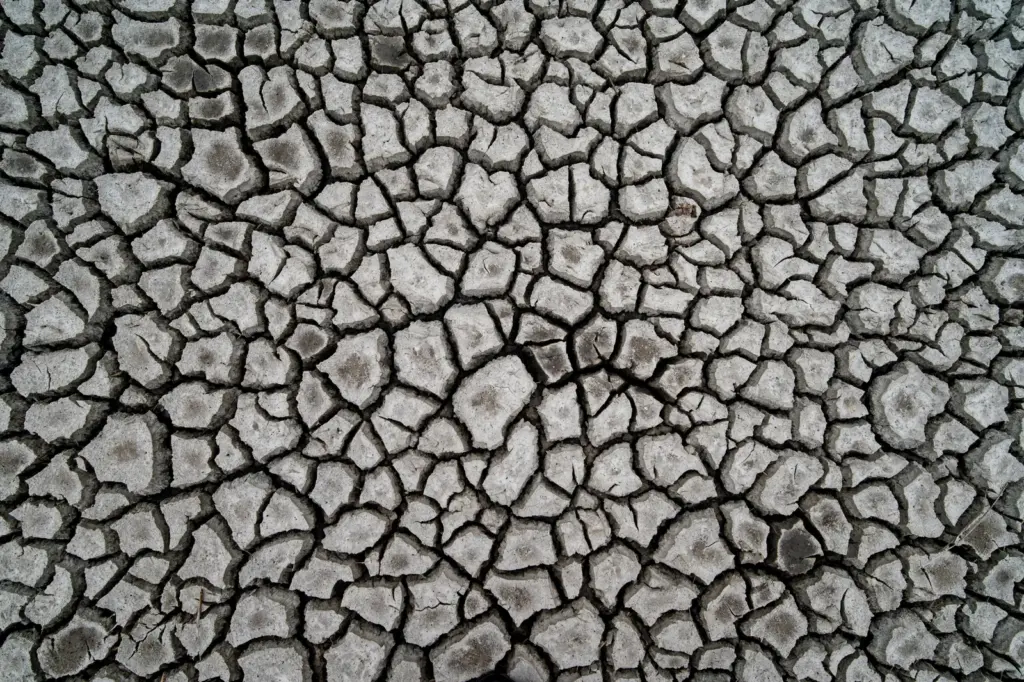 Nahaufnahme von trockenem und stark rissigem Boden