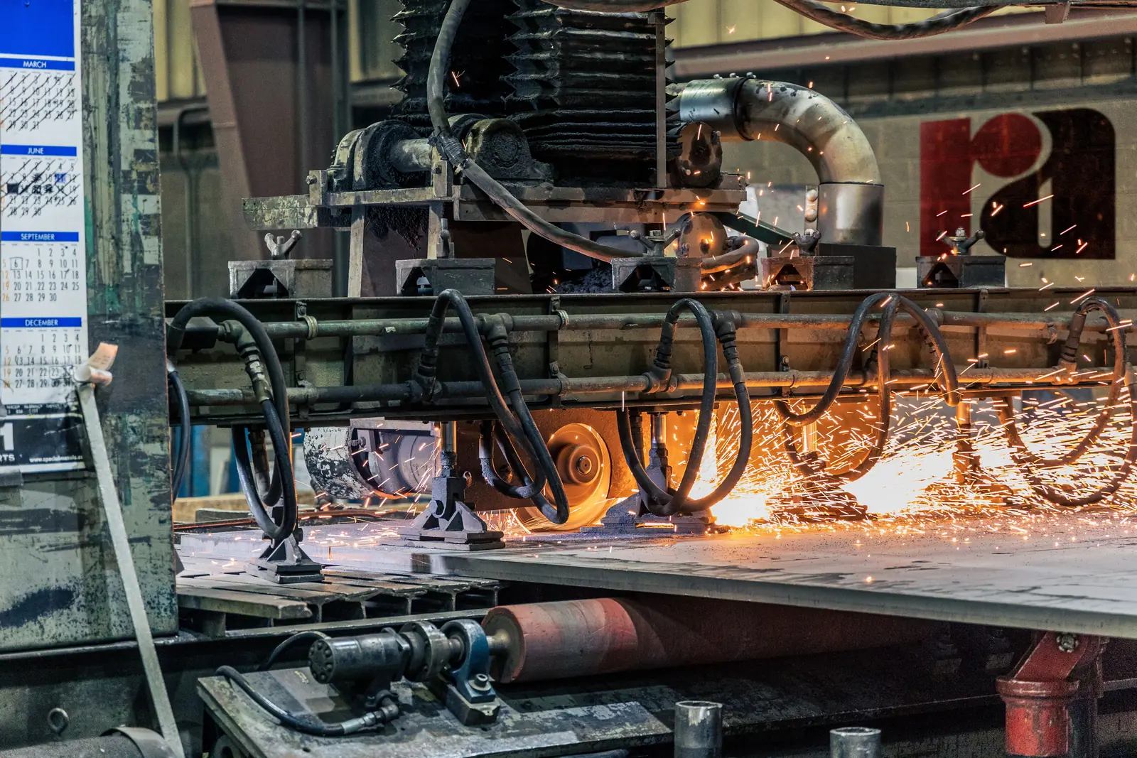 Metallbearbeitungsmaschine schneidet ein Werkstück unter Funkenflug