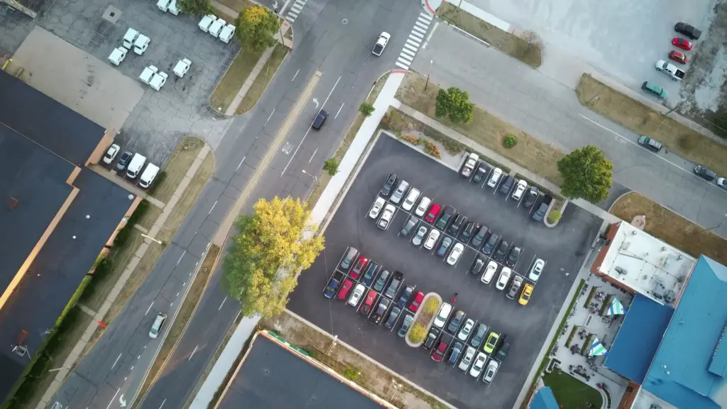 Luftaufnahme eines städtischen Parkplatzes zwischen Straßen und Gebäuden