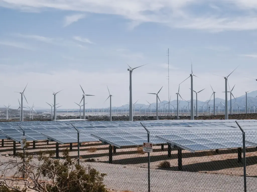 Windkraftanlagen und Solarmodule als Beispiele nachhaltiger Energieprojekte