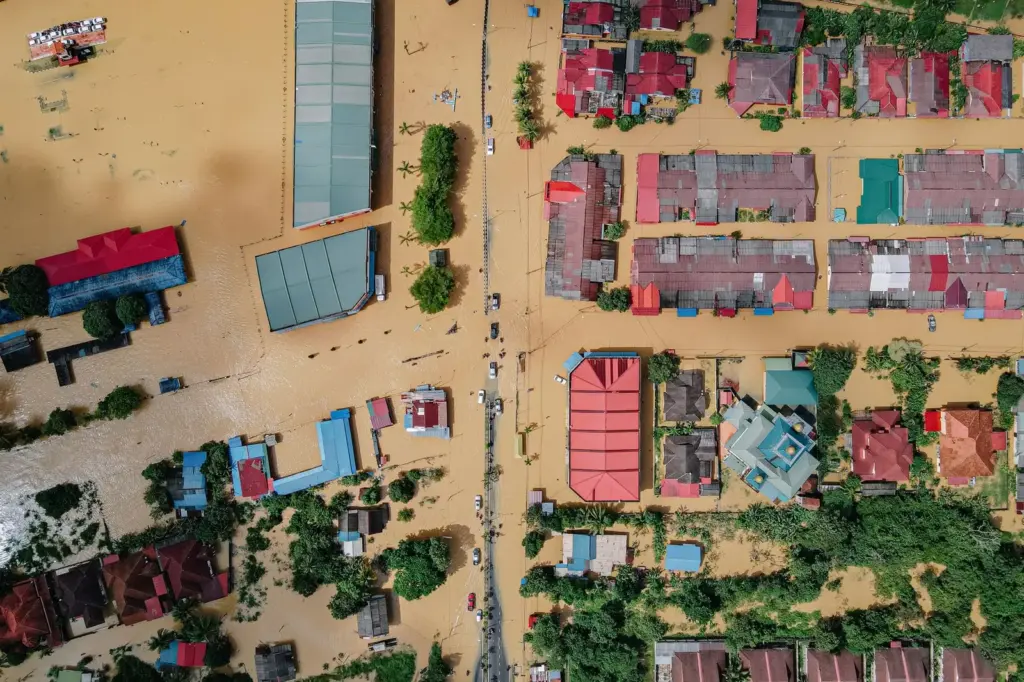 Luftaufnahme einer von Hochwasser betroffenen Wohnsiedlung