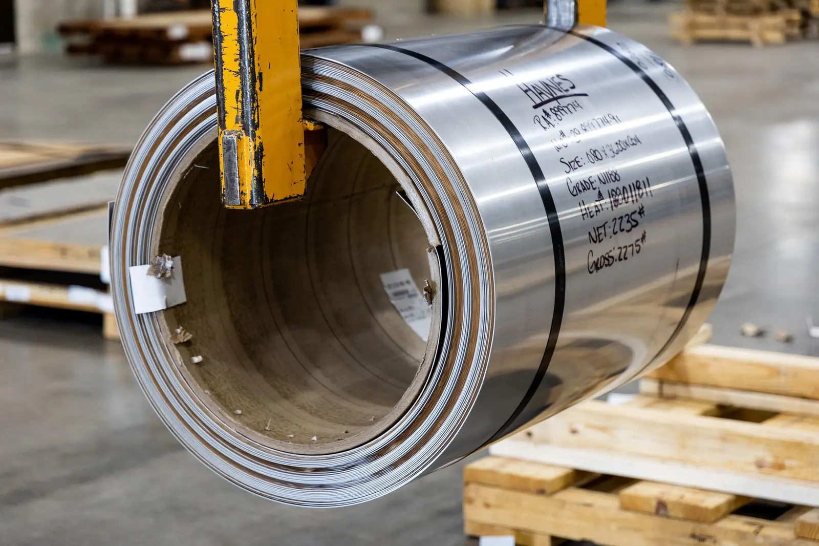 Große glänzende Aluminiumrolle in einer Industriehalle