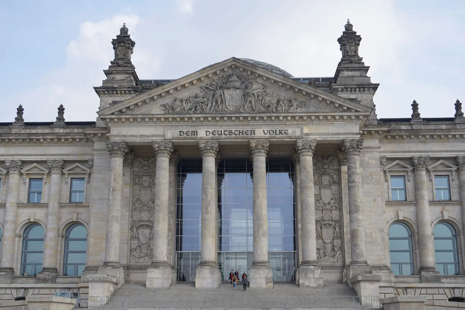 Fassade des Reichstagsgebäudes in Berlin mit der Inschrift Dem Deutschen Volke