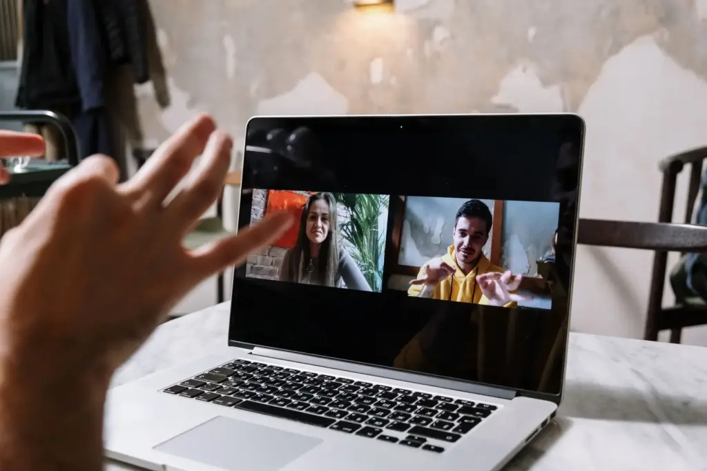 Videokonferenz eines verteilten Teams auf einem Laptop