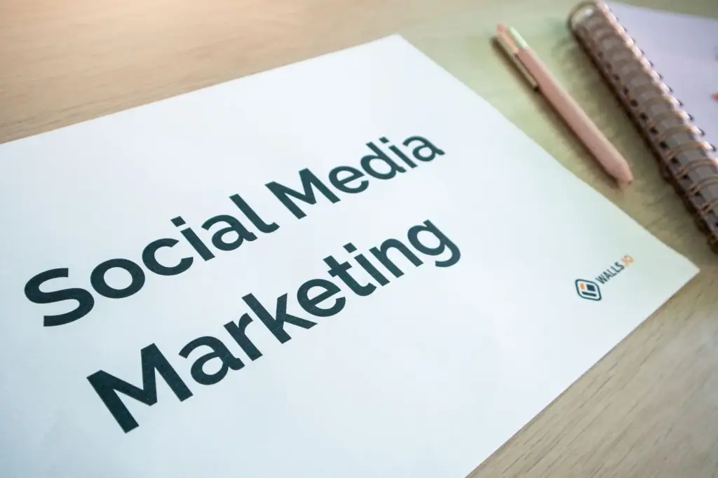 Dokument mit der Aufschrift Social Media Marketing liegt auf einem Büroschreibtisch