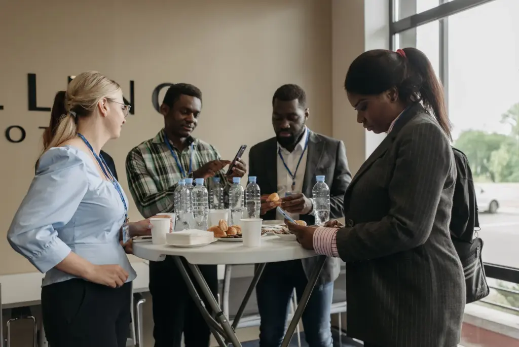 Gründerinnen und Gründer im Gespräch während einer geschäftlichen Netzwerkveranstaltung