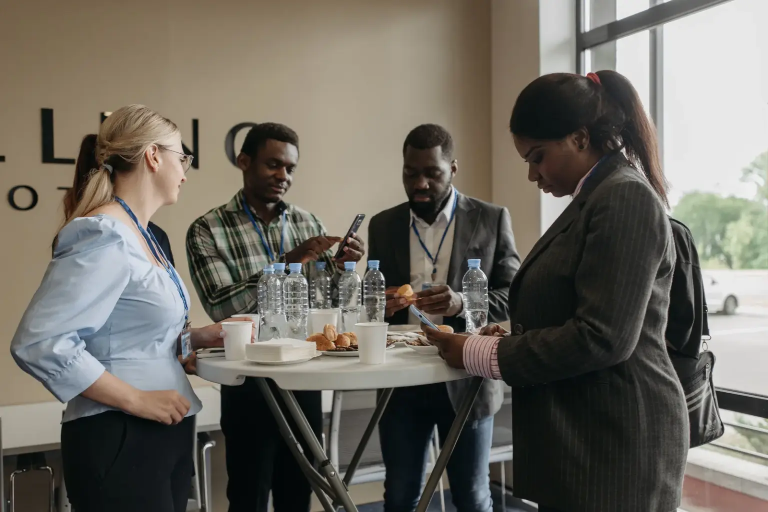 Gründerinnen und Gründer im Gespräch während einer geschäftlichen Netzwerkveranstaltung