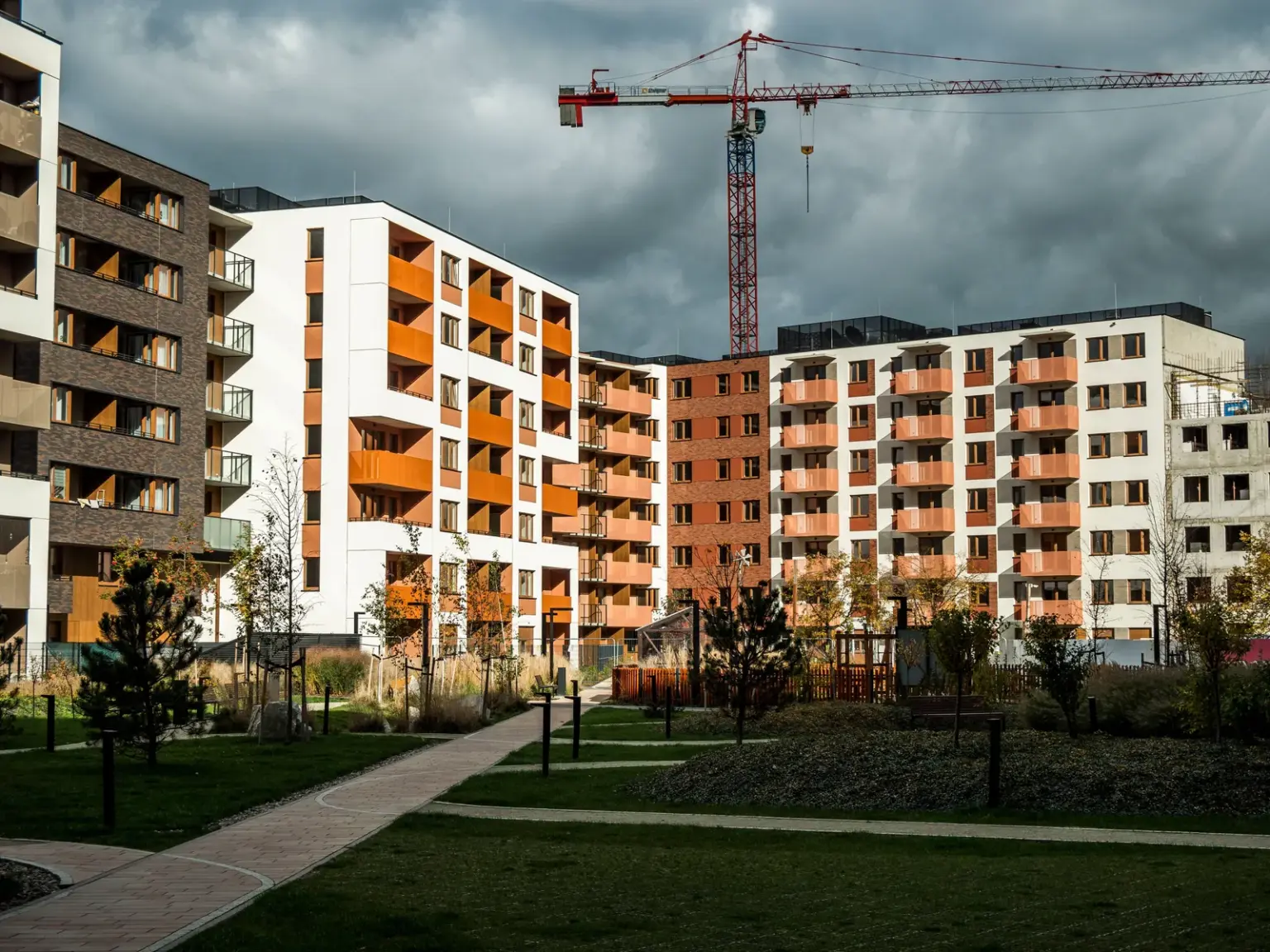 Neue Mehrfamilienhäuser und ein Baukran auf einer Wohnungsbaustelle