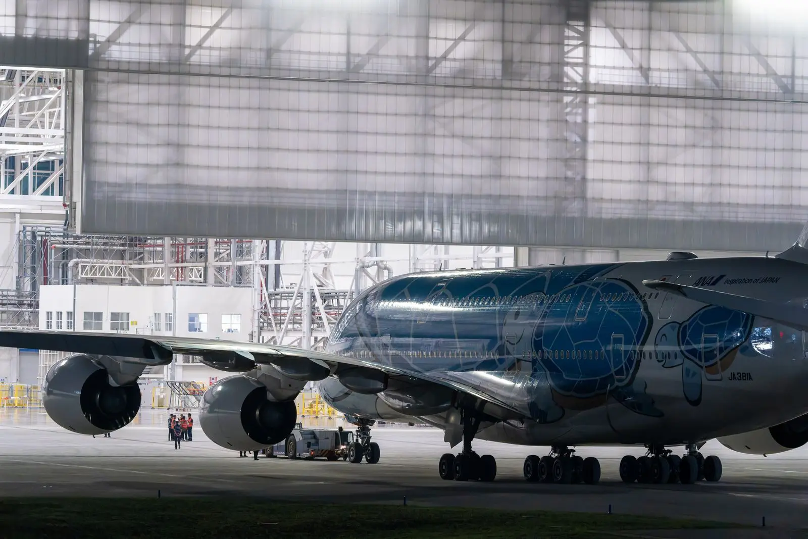 Airbus A380 steht in einer großen beleuchteten Flugzeughalle