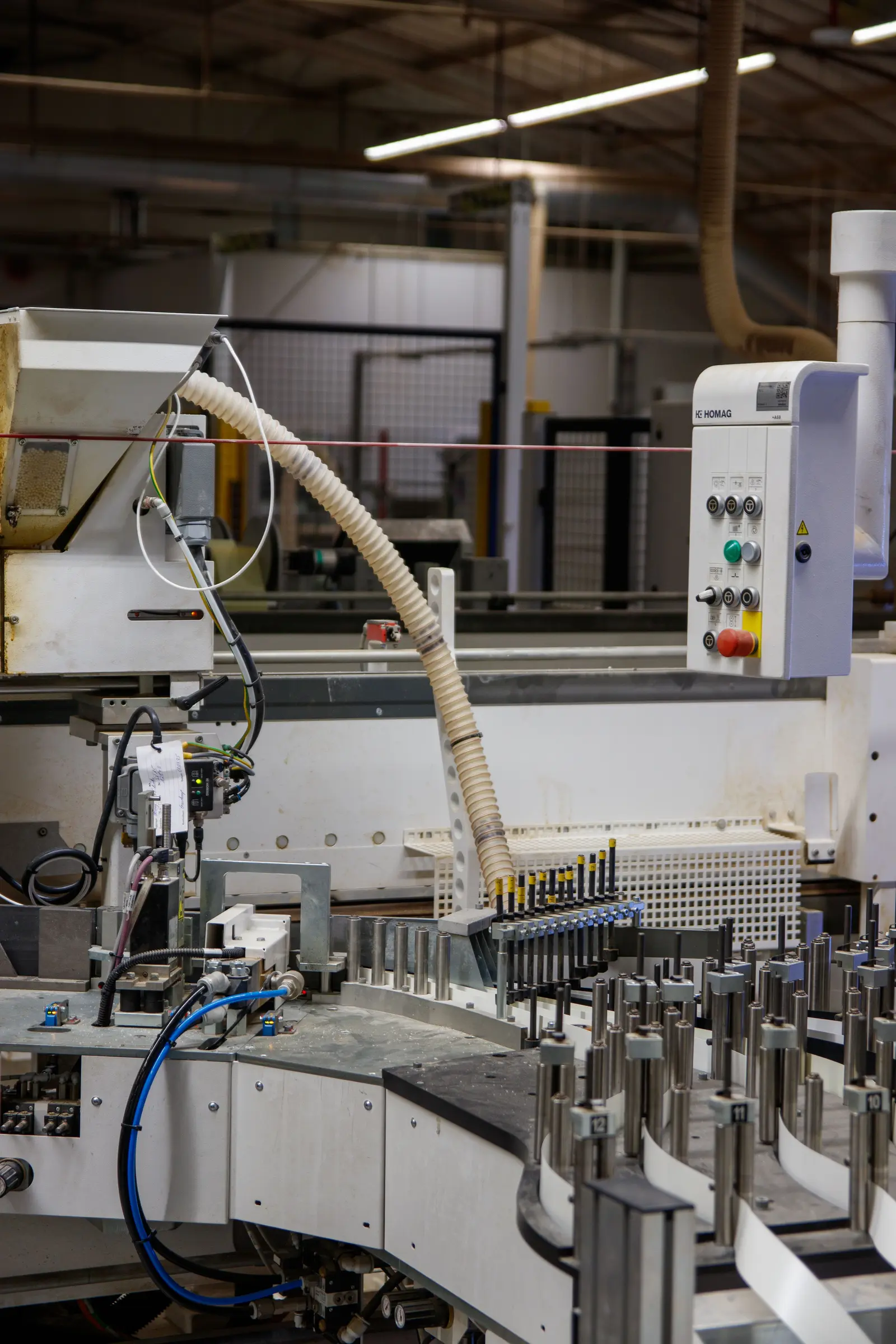 Automatisierte Fertigungsmaschine mit Bedienfeld und Werkstückaufnahmen