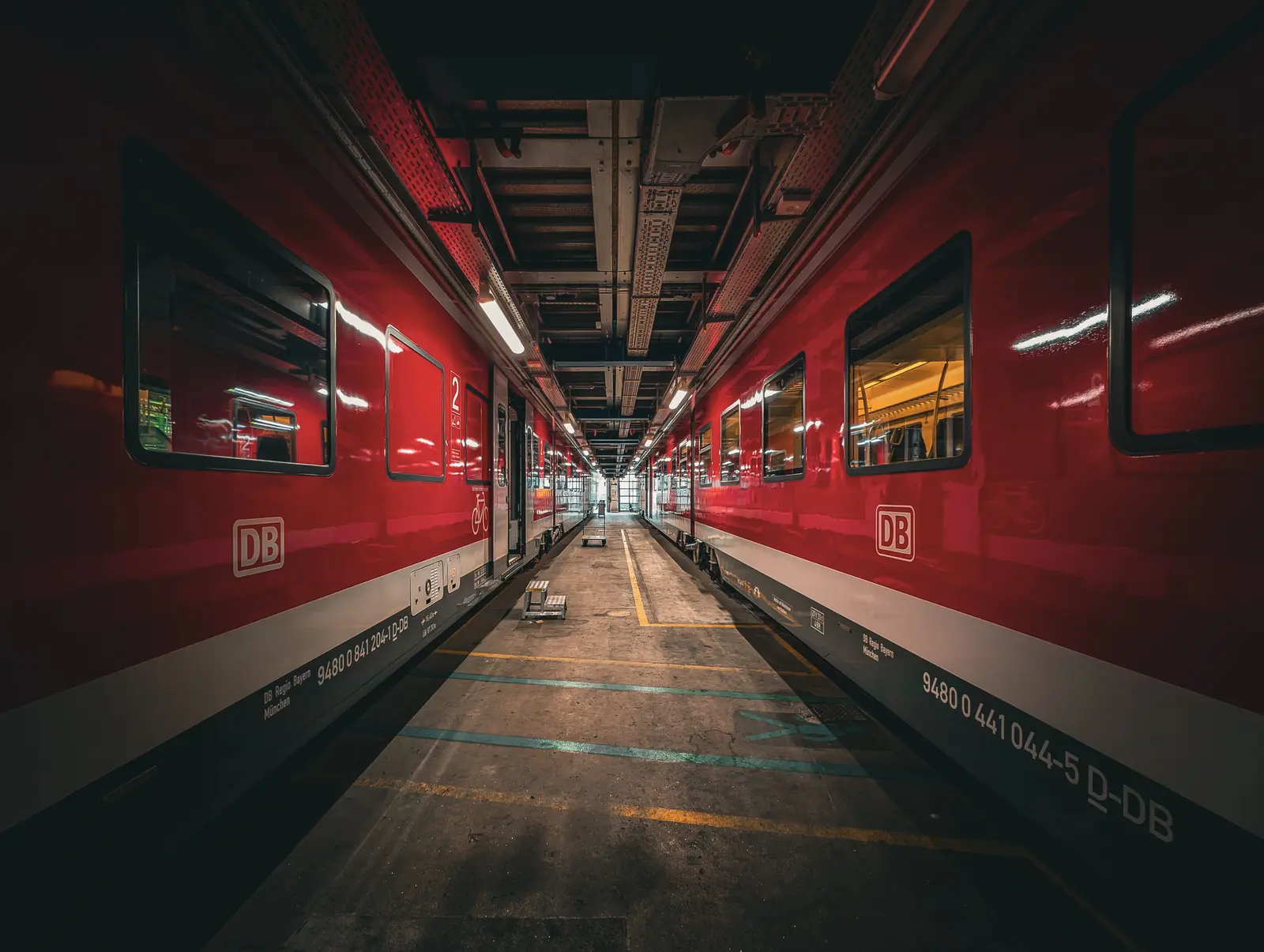 Zwei Regionalzüge in einer beleuchteten deutschen Bahnwerkstatt