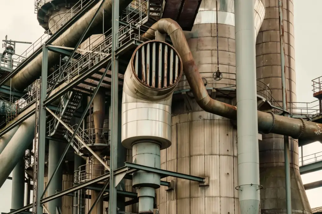 Rohrleitungen und Behälter einer großen chemischen Industrieanlage