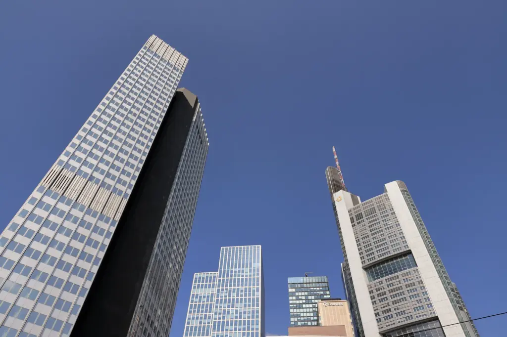Blick von unten auf Hochhäuser im Frankfurter Bankenviertel vor blauem Himmel