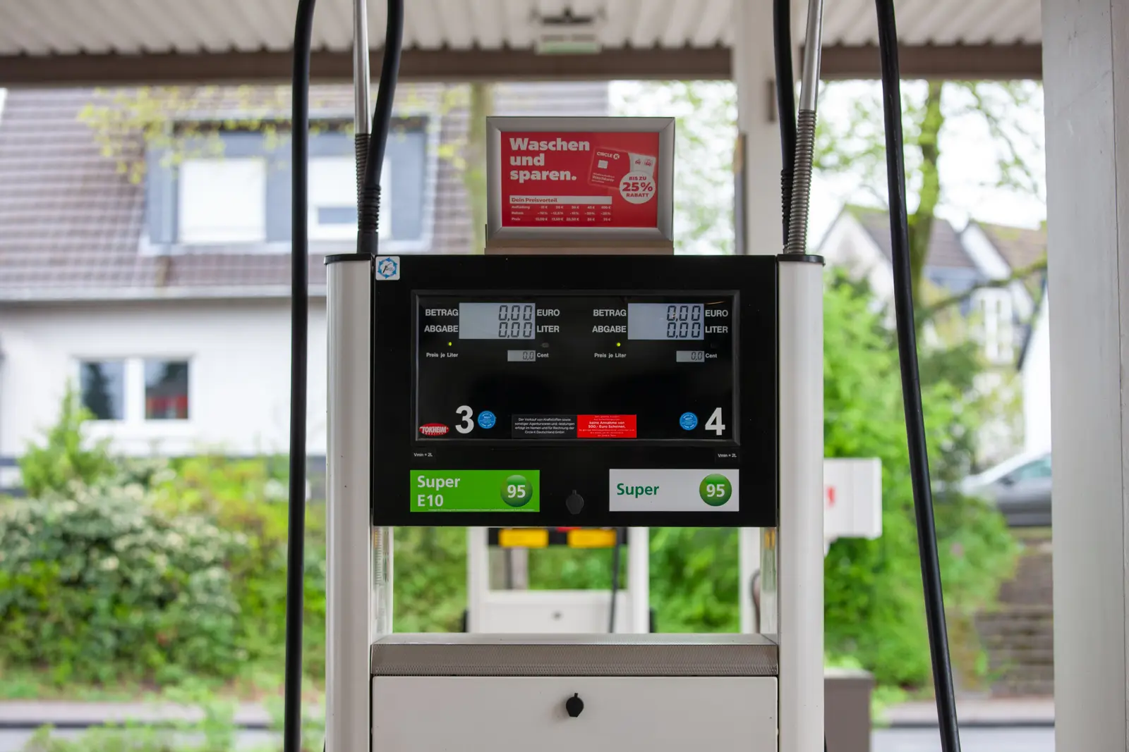 Zapfsäule mit Euro- und Literanzeige an einer Tankstelle in Bergisch Gladbach