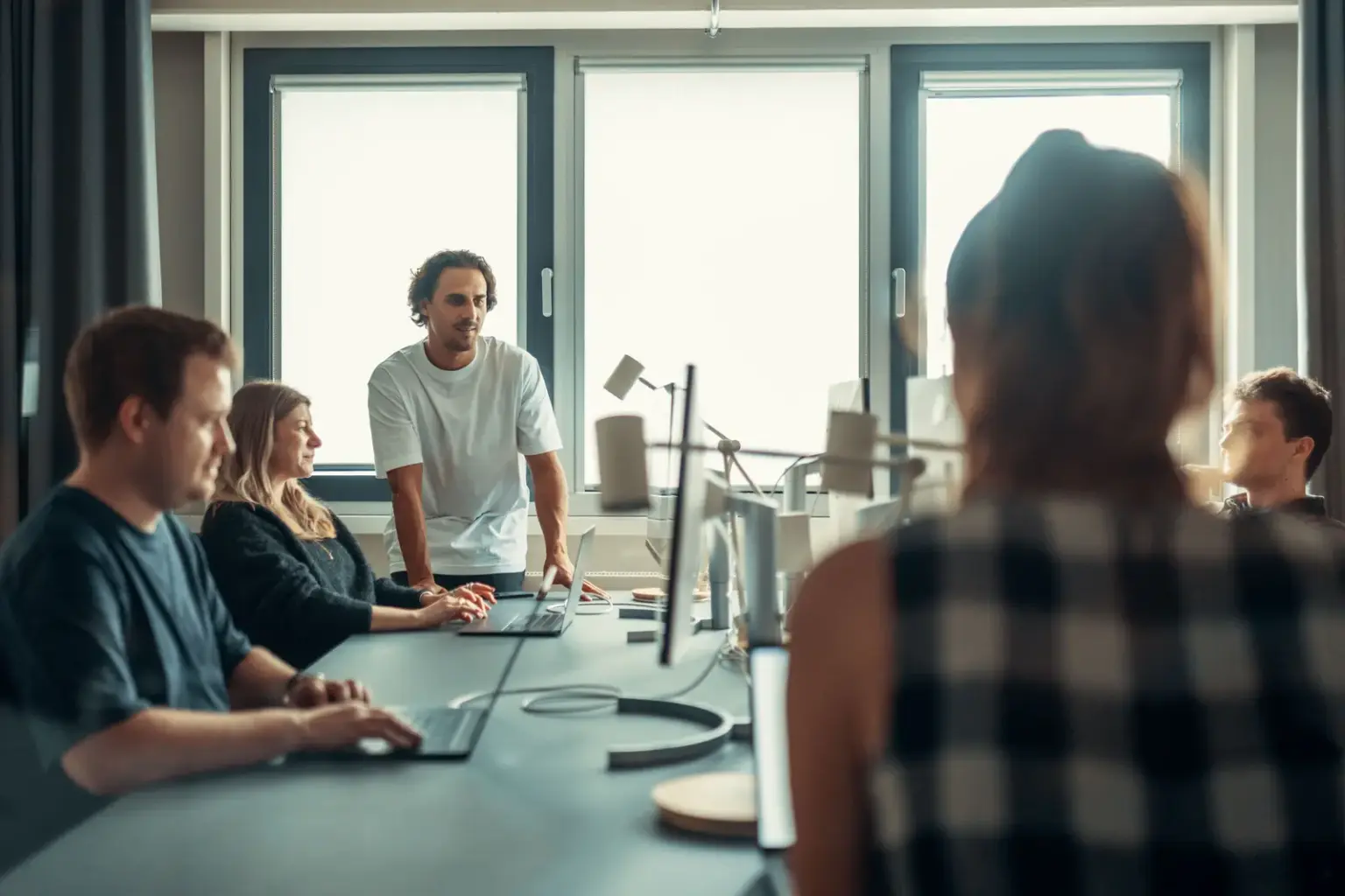 Team bespricht in einem modernen Büro die Gründung und das Wachstum eines Unternehmens