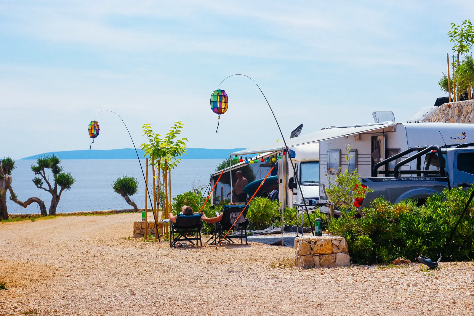 Wohnmobil und Stellplätze auf einem Campingplatz an der kroatischen Adriaküste
