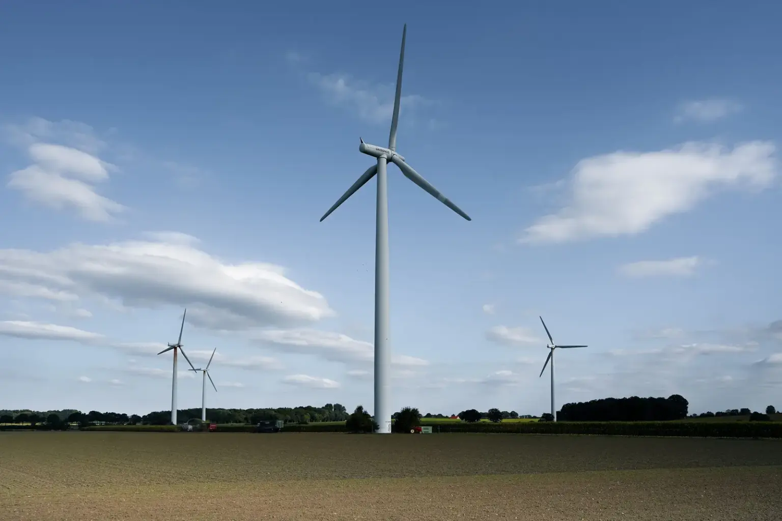 Windturbinen auf Feldern in Lauenburg unter blauem Himmel
