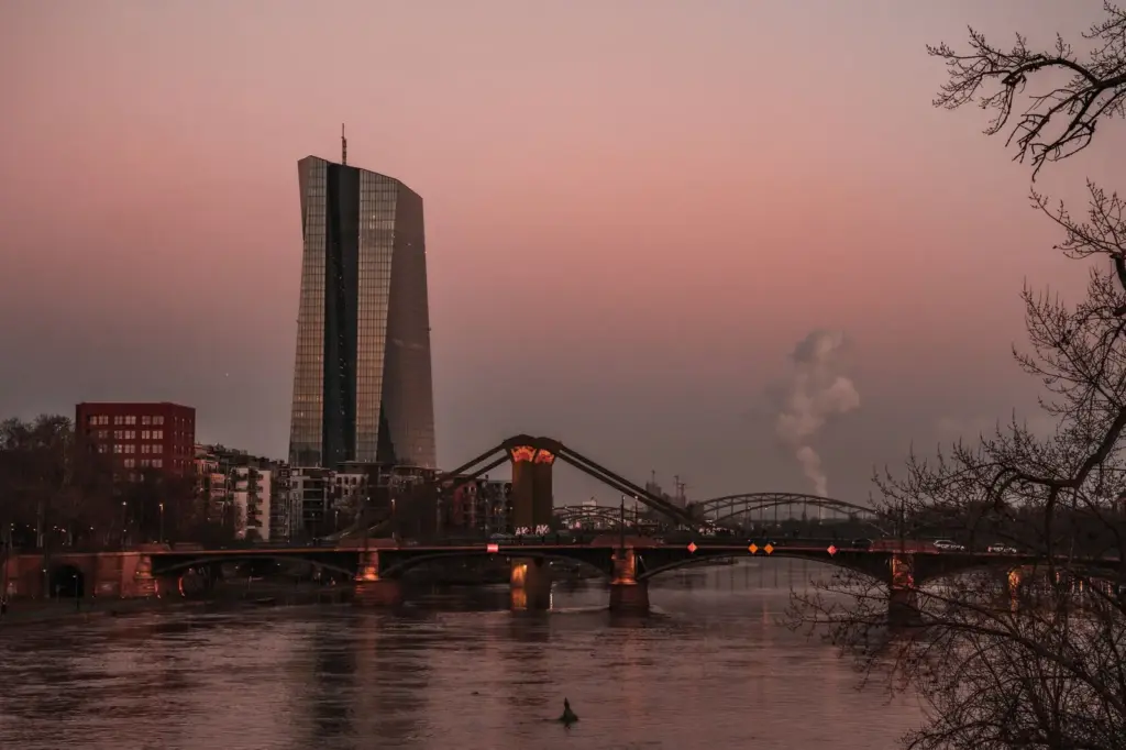 Zentrale der Europäischen Zentralbank am Mainufer in Frankfurt bei Abendlicht