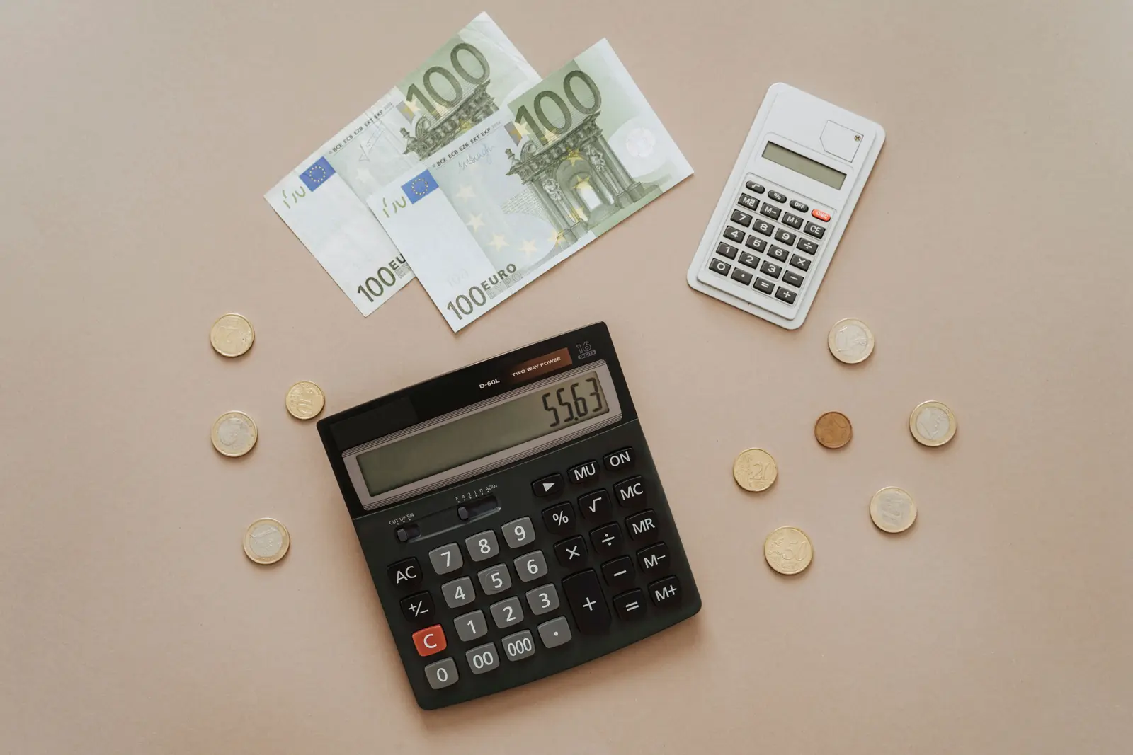 Euro-Banknoten, Münzen und Taschenrechner zur Berechnung von Steuereinnahmen