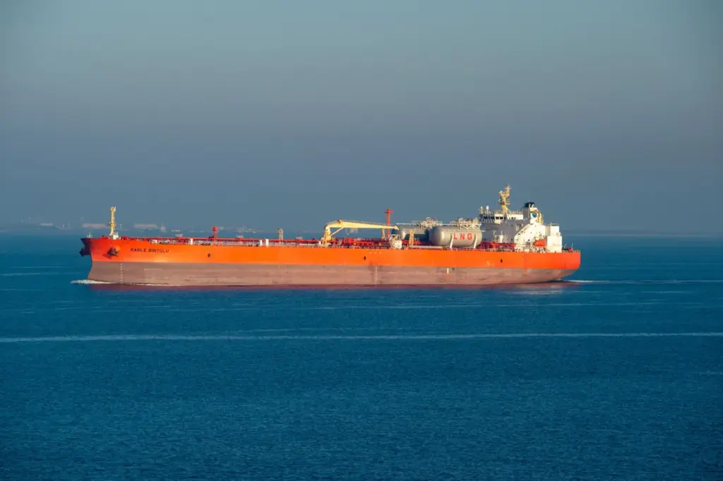 Orangefarbener LNG-Tanker auf ruhiger See