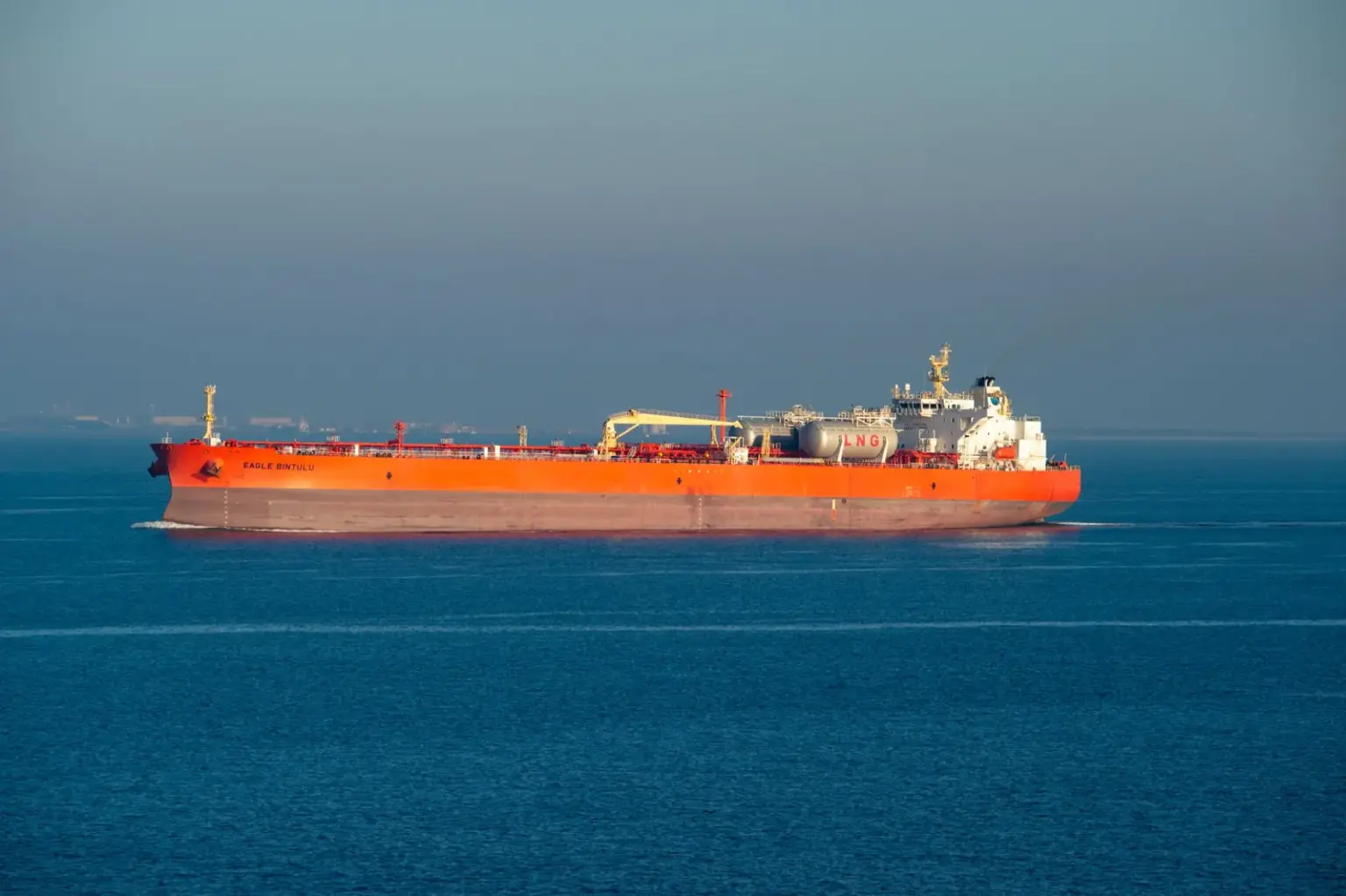 Orangefarbener LNG-Tanker auf ruhiger See