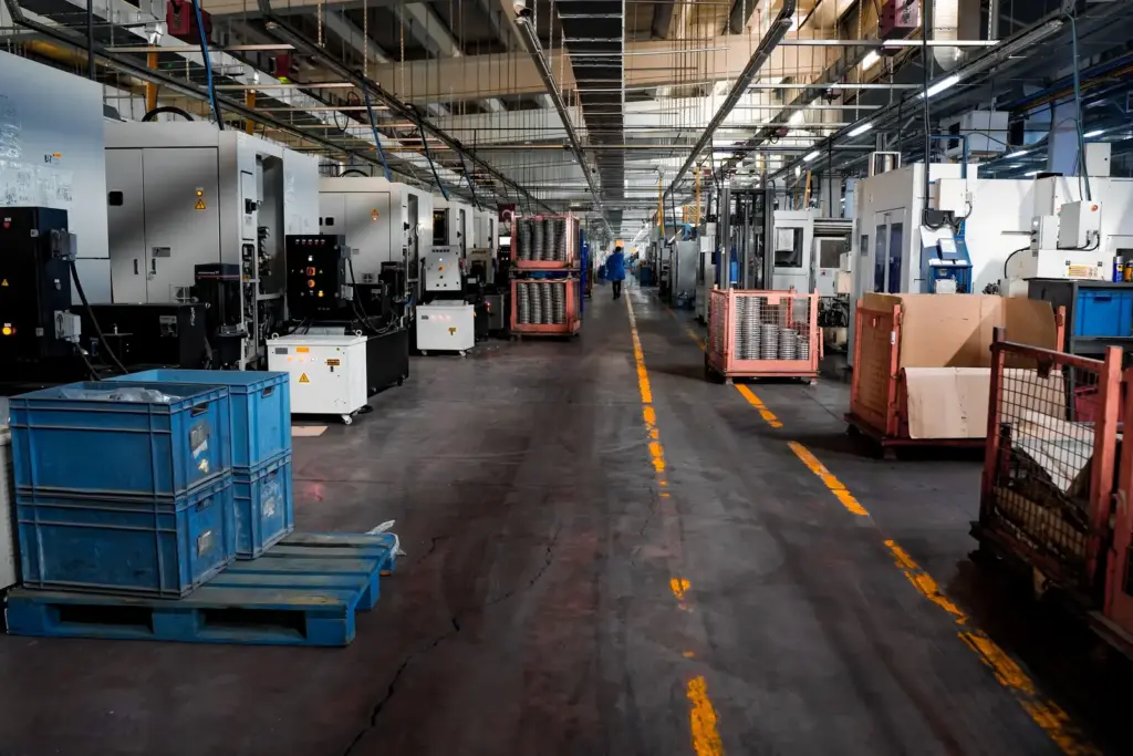 Maschinenhalle zum Auftragseingang im Maschinenbau Maschinenhalle mit Fertigungsanlagen und Transportbehältern