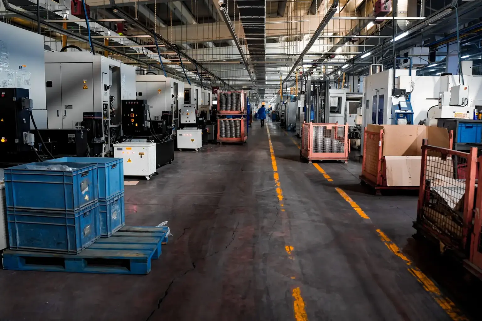 Maschinenhalle mit Fertigungsanlagen und Transportbehältern